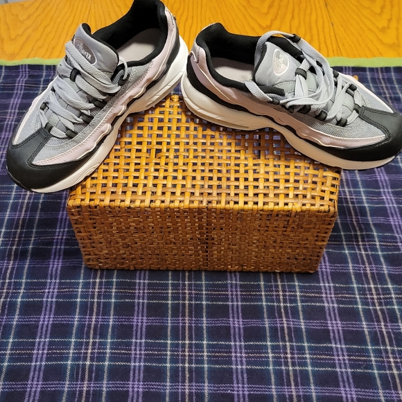 ❌️SOLD❌️ Girls Nike Air Max 95s Lilac, Grey, and Black Size 3 Youth - Picture 11 of 16